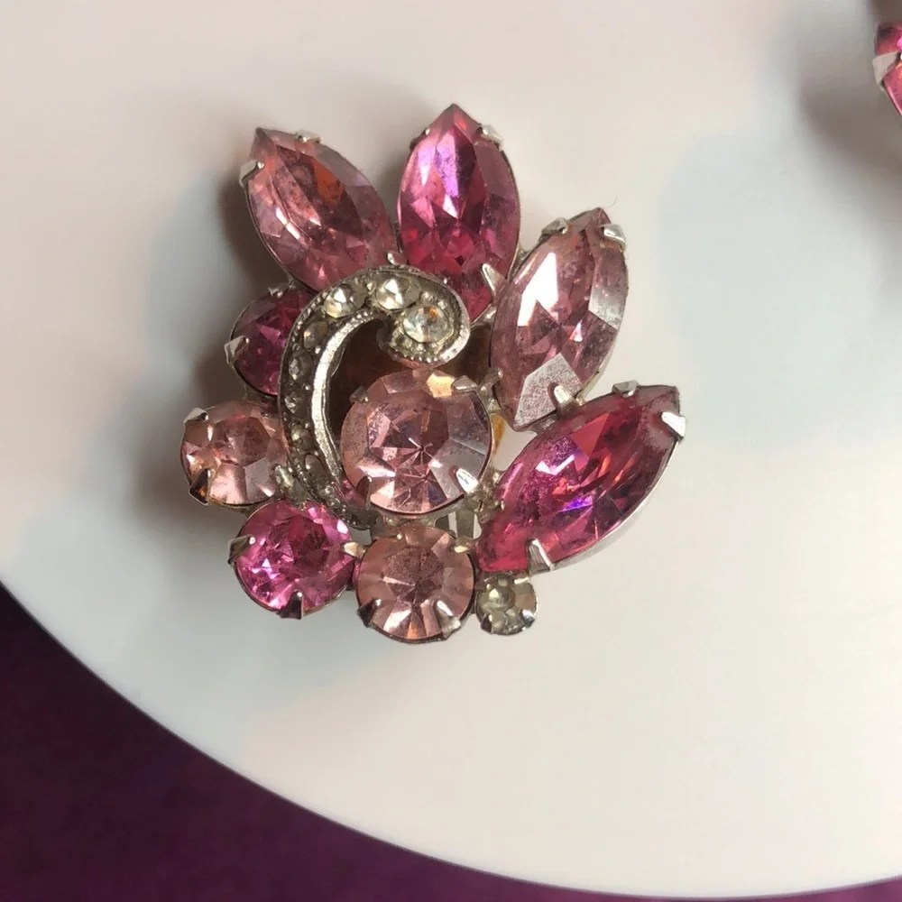 VINTAGE EISENBERG 2 TONE PINK RHINESTONE CLIP ONS SIGNED - Picture 5 of 7